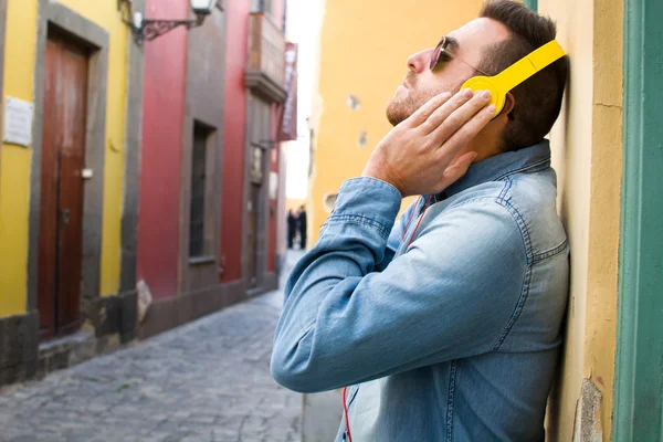 Mann hört Musik auf der Straße — Stockfoto