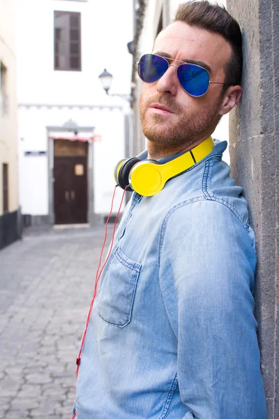 Man listening to music in the street — Stock Photo, Image
