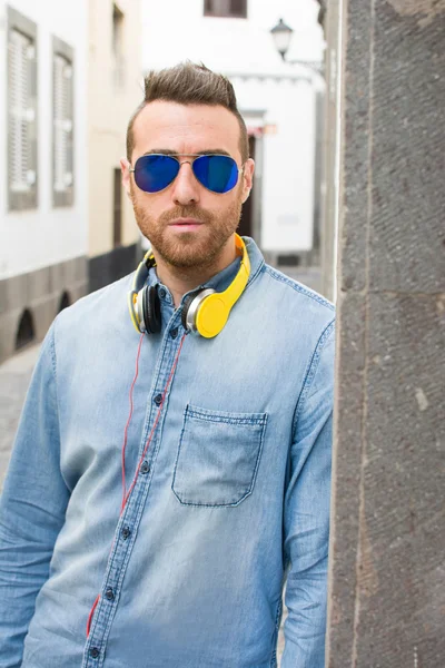 Hombre escuchando música en la calle — Foto de Stock