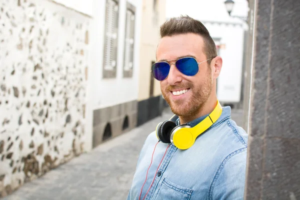 Man listening to music in the street — Stock Photo, Image