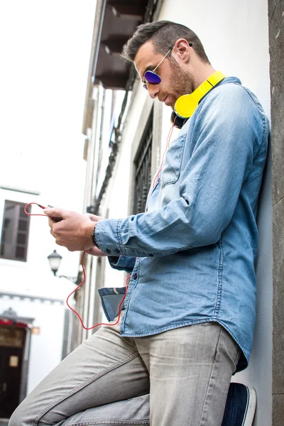 Mann hört Musik auf der Straße — Stockfoto