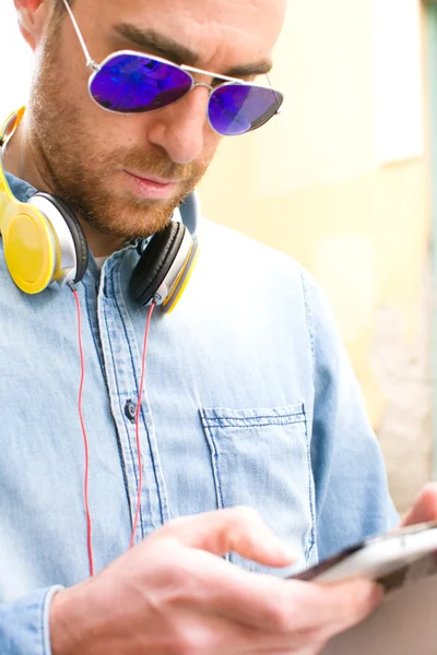 Uomo che ascolta musica per strada — Foto Stock