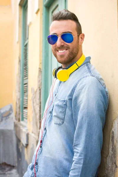 Man luisteren naar muziek in de straat — Stockfoto