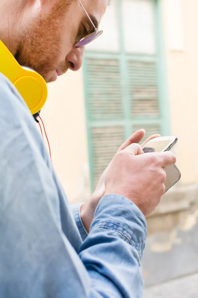 Mann hört Musik auf der Straße — Stockfoto