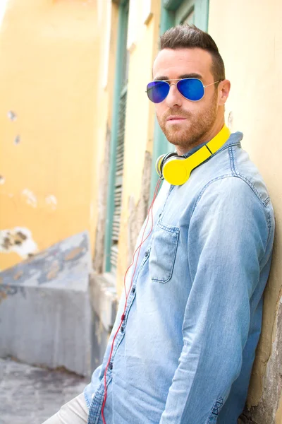 Man listening to music in the street — Stock Photo, Image