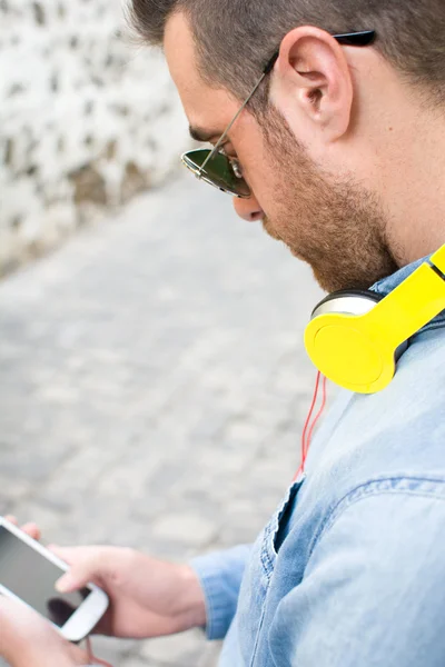 Uomo che ascolta musica con il cellulare in strada — Foto Stock