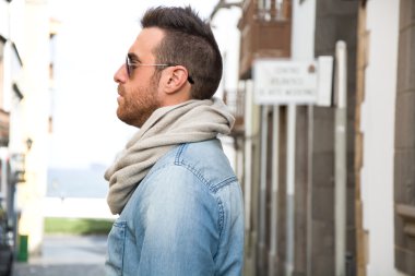 sokakta yürüyen adam