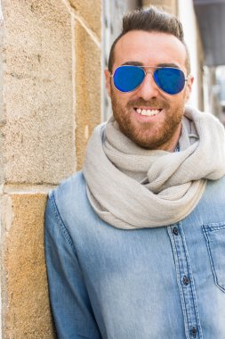 sokakta yürüyen adam