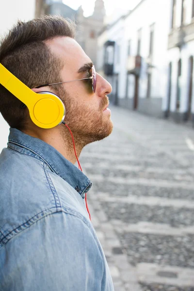 Mann hört Musik mit Handy auf der Straße — Stockfoto