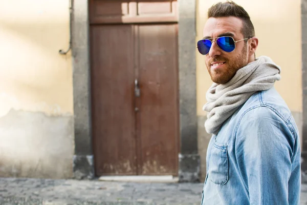 Man walking down the street — Stock Photo, Image