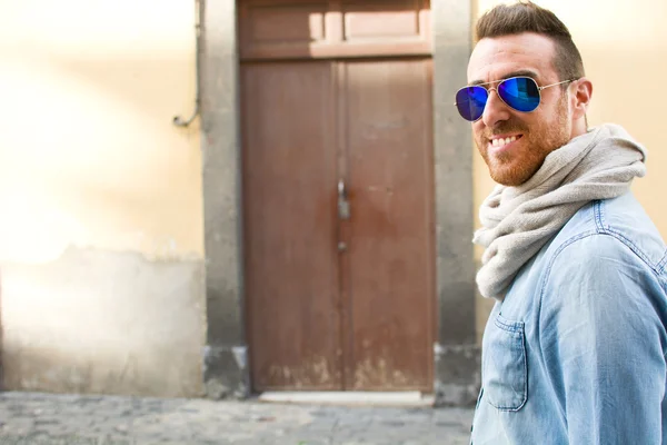 Man walking down the street — Stock Photo, Image