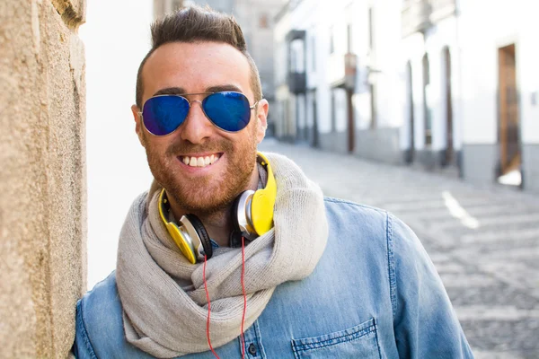 Hombre caminando por la calle —  Fotos de Stock