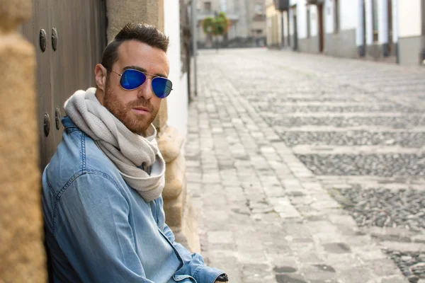 Man walking down the street — Stock Photo, Image