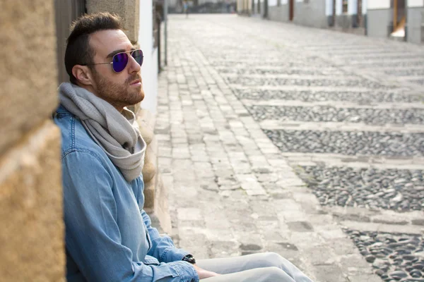 L'uomo che cammina per strada — Foto Stock