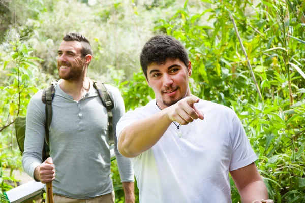 Twee mannen wandelen — Stockfoto