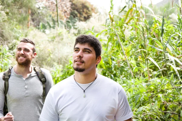 Dois homens caminhando — Fotografia de Stock