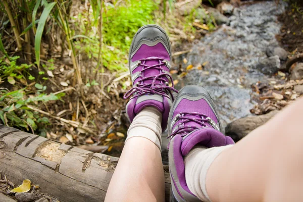 Femme assise sur un ruisseau — Photo