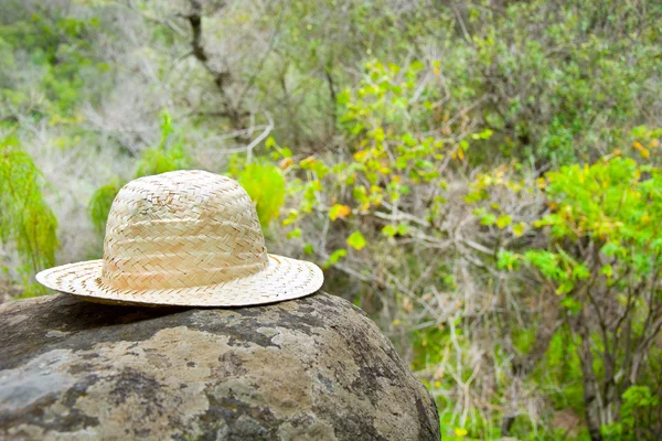 Hat on the rock — Stock Photo, Image