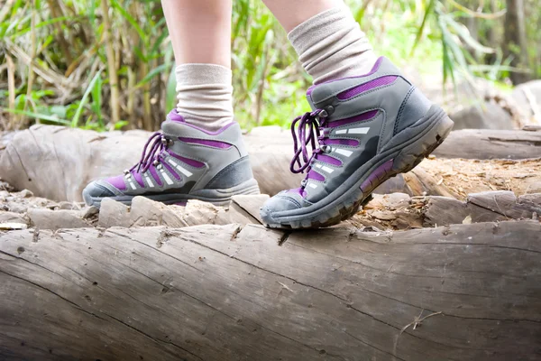 Kadın bir dere üzerine hiking — Stok fotoğraf