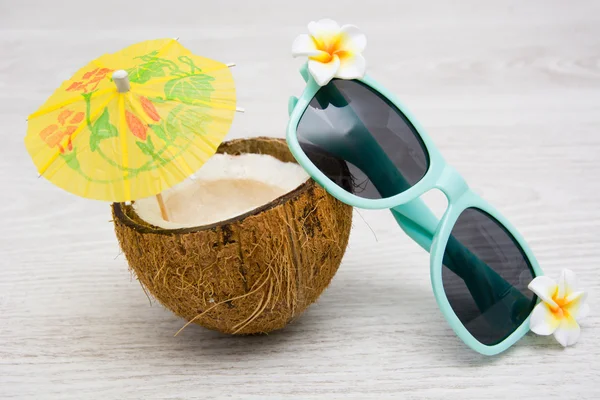Coco e óculos de sol — Fotografia de Stock