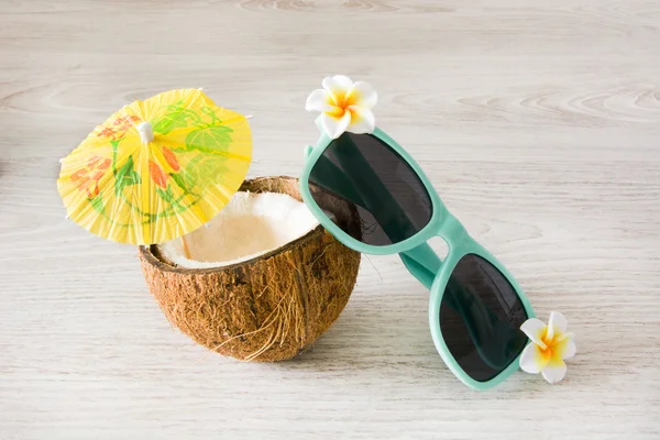 Lunettes de soleil et noix de coco — Photo