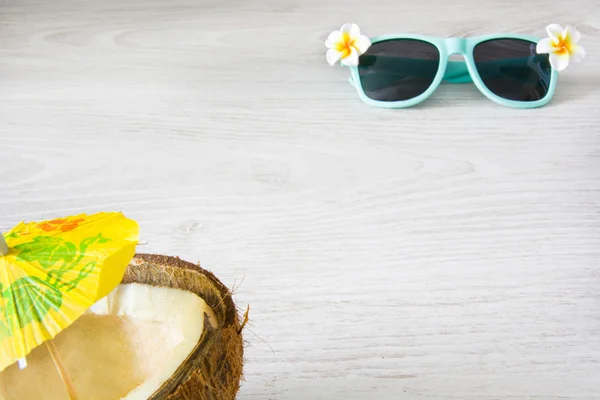 Lunettes de soleil et noix de coco — Photo