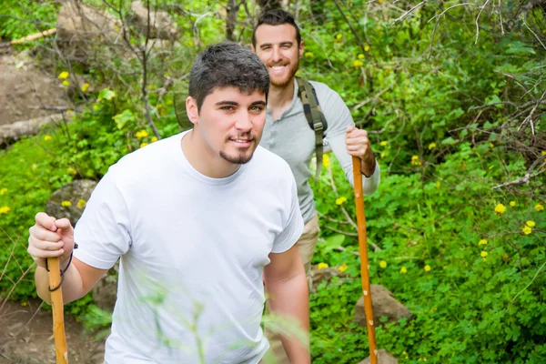 Twee mannen wandelen — Stockfoto