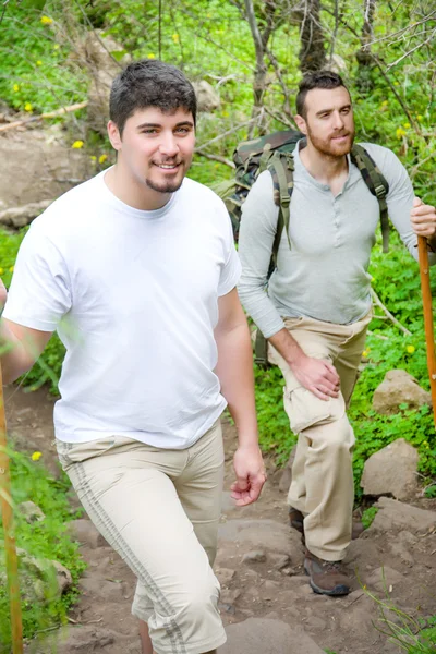 Dois homens caminhando — Fotografia de Stock