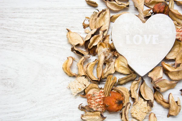 Drewniane serca miłością słowa napisane — Zdjęcie stockowe