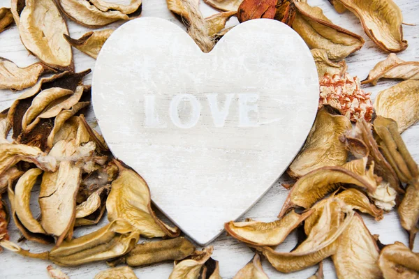 Houten hart met het woord liefde geschreven — Stockfoto