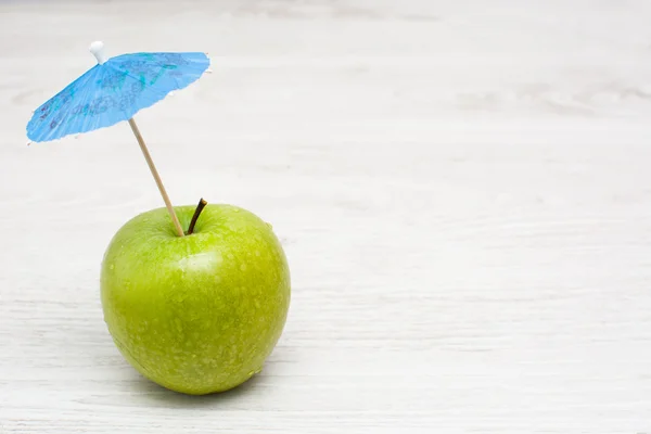 Schirm und Apfel — Stockfoto