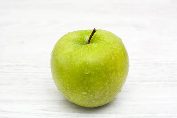 Grönt äpple — Stockfoto