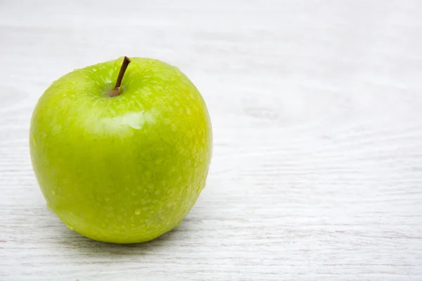 Grönt äpple — Stockfoto