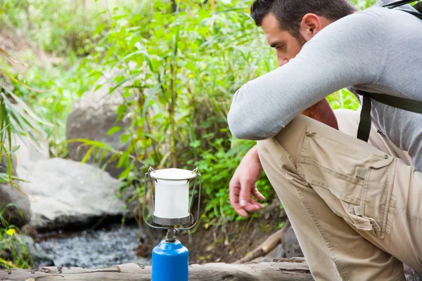 Man met camping gas in de natuur — Stockfoto