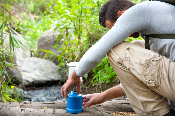 Hombre con gas de camping en la naturaleza — Foto de Stock