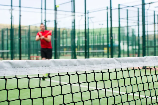 Человек, играющий в теннис — стоковое фото