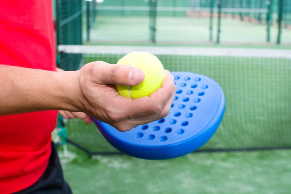 Man spelar paddel tennis — Stockfoto