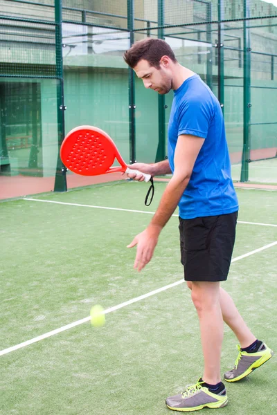 Hombre jugando al pádel — Foto de Stock