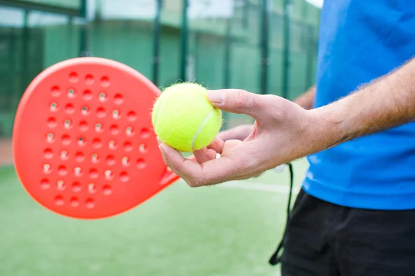 Uomo che gioca a paddle tennis — Foto Stock