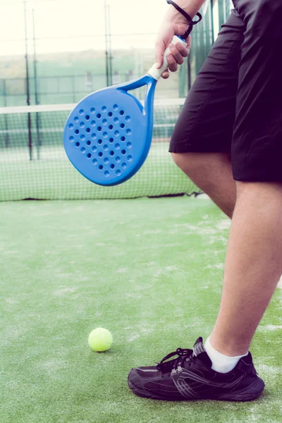 Uomo che gioca a paddle tennis — Foto Stock