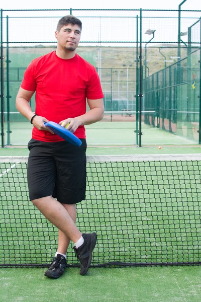 Άνθρωπος που παίζει τένις κουπί — Φωτογραφία Αρχείου