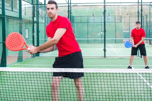 Freunde spielen Paddeltennis — Stockfoto