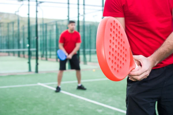 Amici che giocano a paddle tennis — Foto Stock