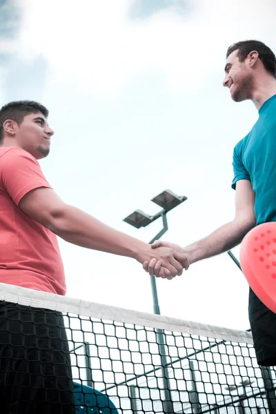 Arkadaşlar raket Tenis tokalaşırken — Stok fotoğraf