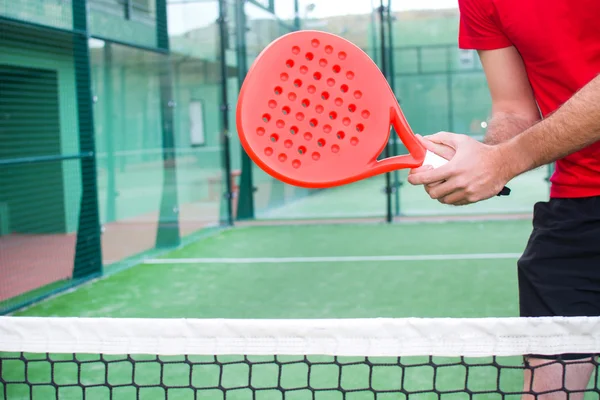 Man spelar paddel tennis — Stockfoto