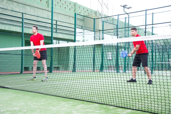 Friends playing paddle tennis — 图库照片