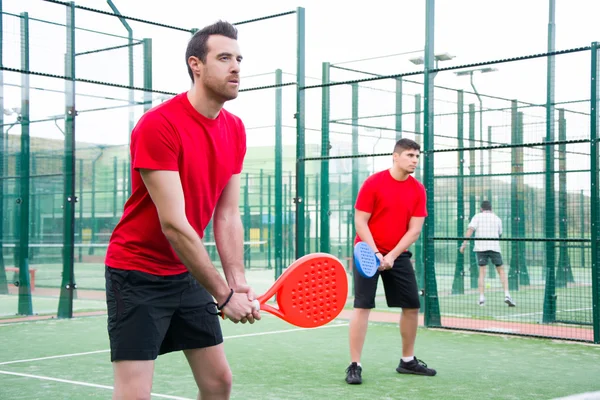 Friends playing paddle tennis — Stockfoto