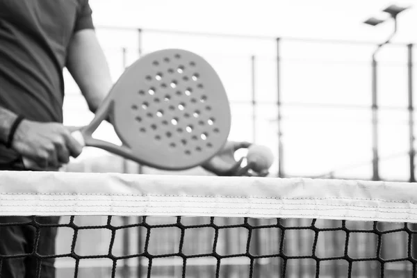 Man spelar paddel tennis — Stockfoto