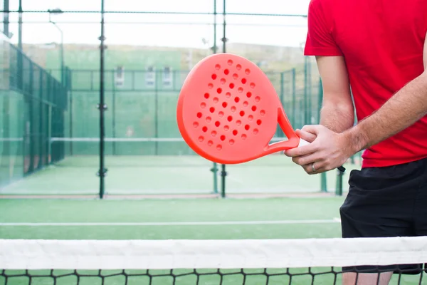 Man spelar paddel tennis — Stockfoto