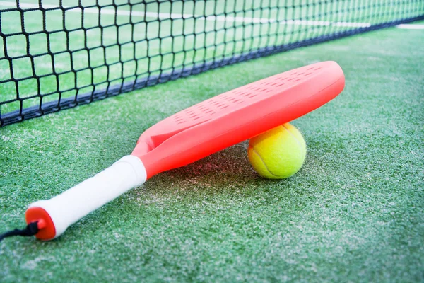 Raqueta de pádel y pelota en pista de pádel —  Fotos de Stock